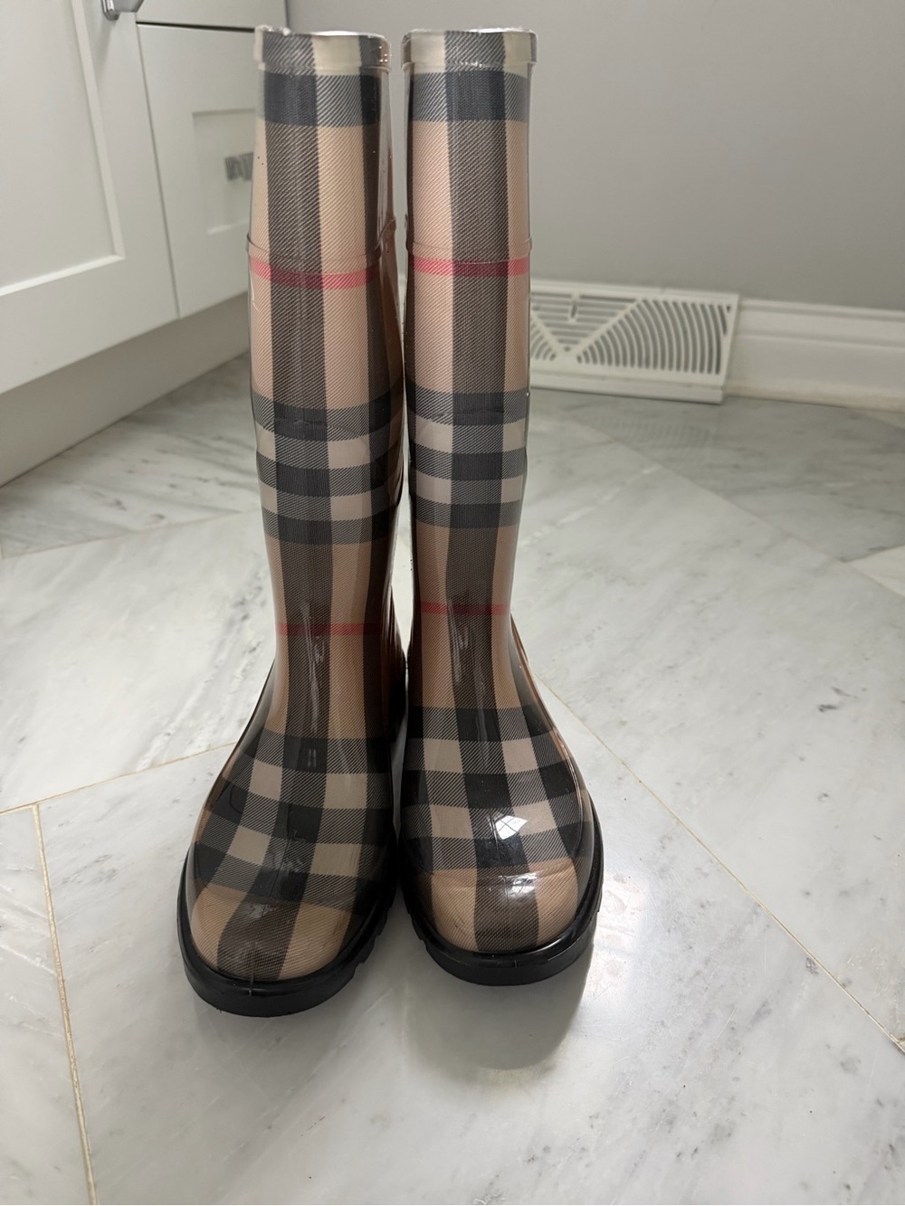 Burberry Beige Plaid and Black Authentic Rubber Rainboot - Picture 4 of 8